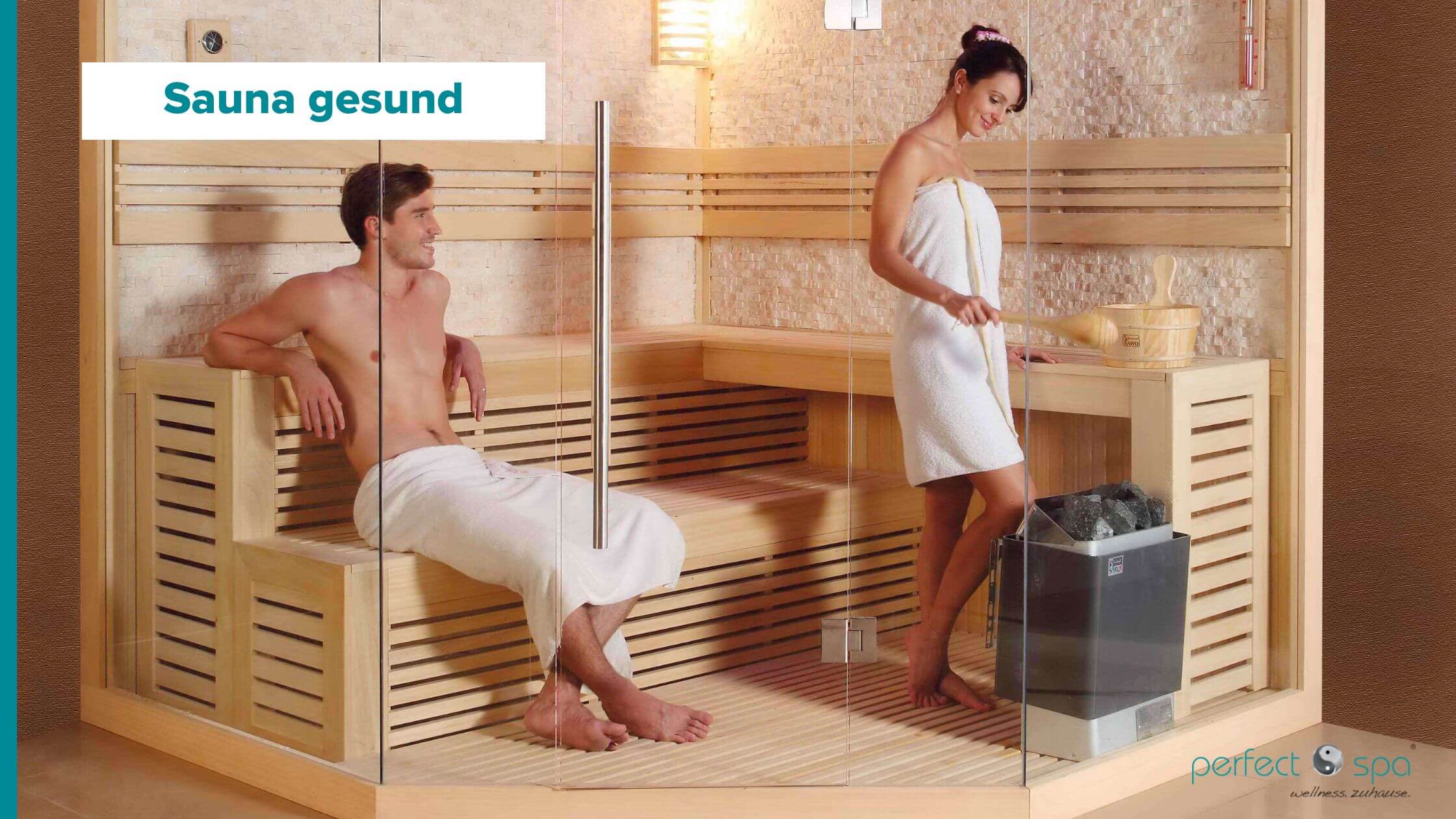 Junges Paar beginnt einen neuen Saunaaufguss und genießt die gesunde Wirkung einer Sauna