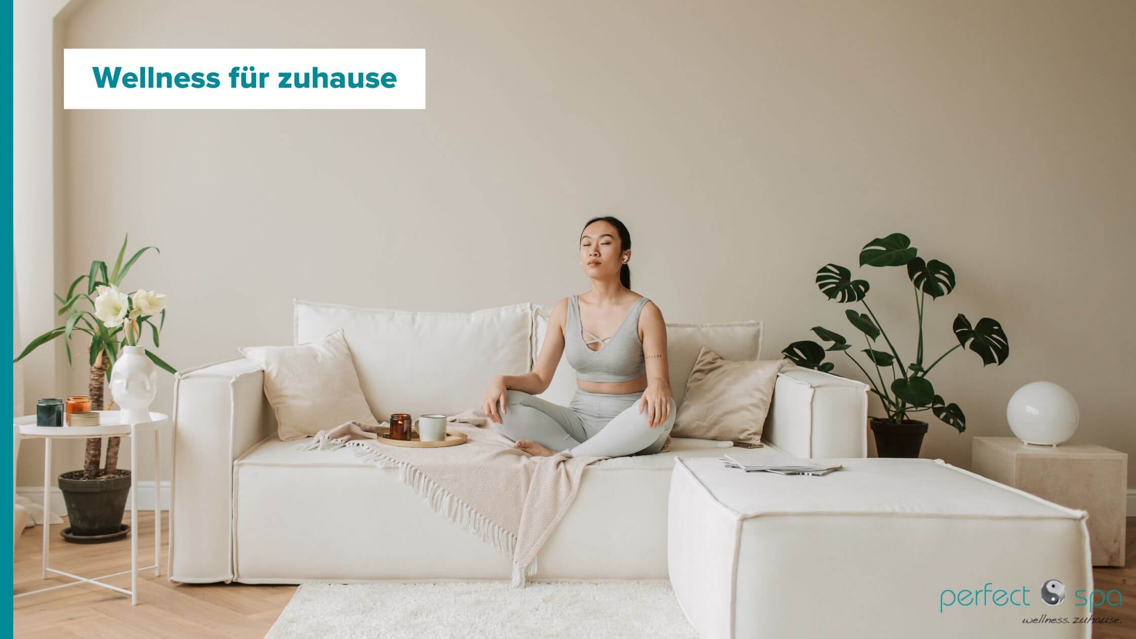 Junge Frau meditiert auf der Couch und genießt ihren Wellnesstag