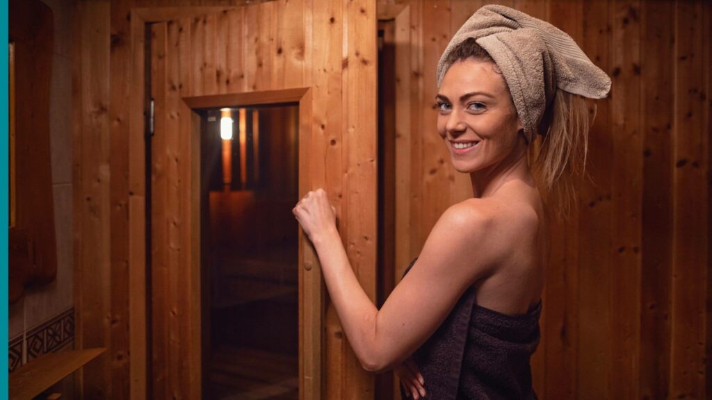 Frau betritt gereinigte Sauna