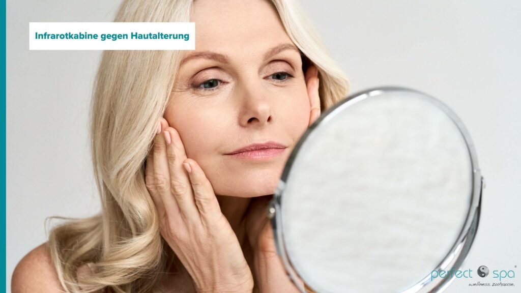 Frau betrachtet sich im Spiegel - Infrarotkabine gegen Hautalterung