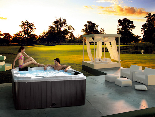 Orlando Premium Outdoor Whirlpool draußen